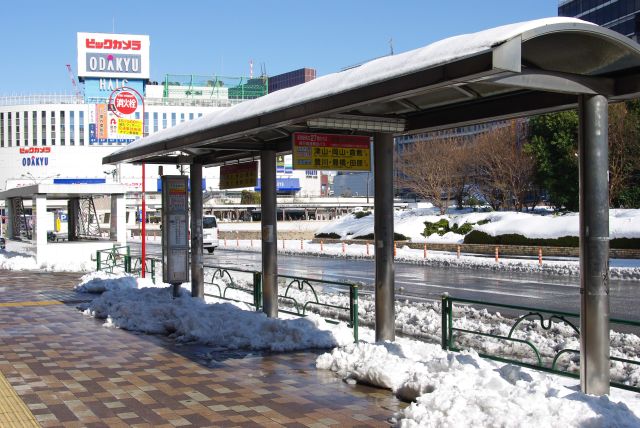 バス停周辺も雪が集められる。