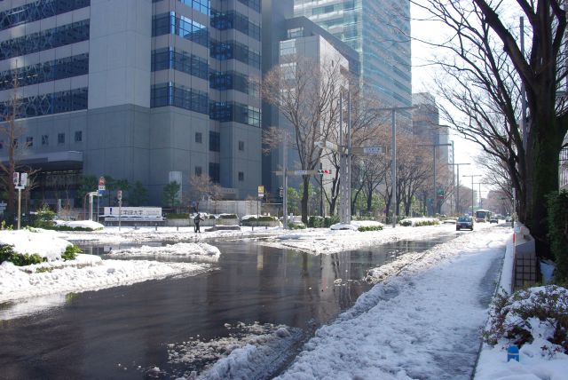 横断歩道も雪と水で歩きづらい。