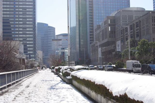高架の南北方向の通り（議事堂通り）は人通りが少ないためか除雪されず雪が深くて歩きづらい。