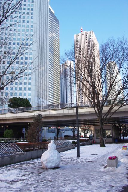 都庁横には三段の雪だるま。