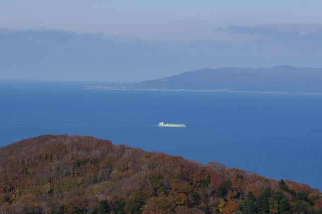 松前周辺と津軽海峡をゆっくり進む船。