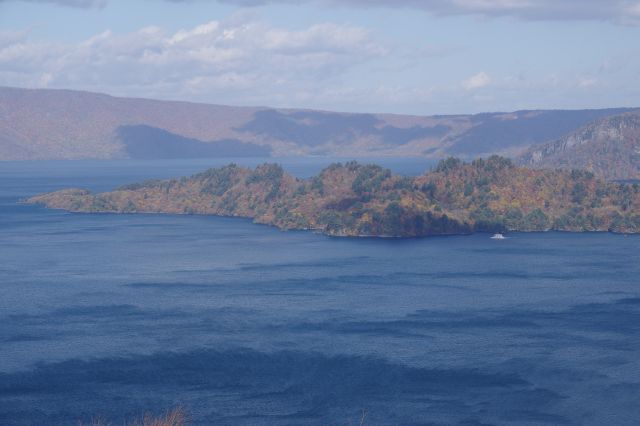 湖に中山半島が突き出ています。全体が紅葉で覆われています。
