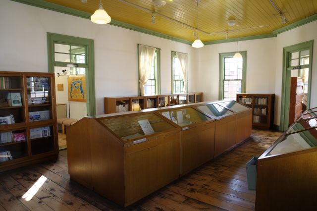 普通閲覧室は広い空間、木の床が揺れます。郷土出版物や文芸資料などが展示。