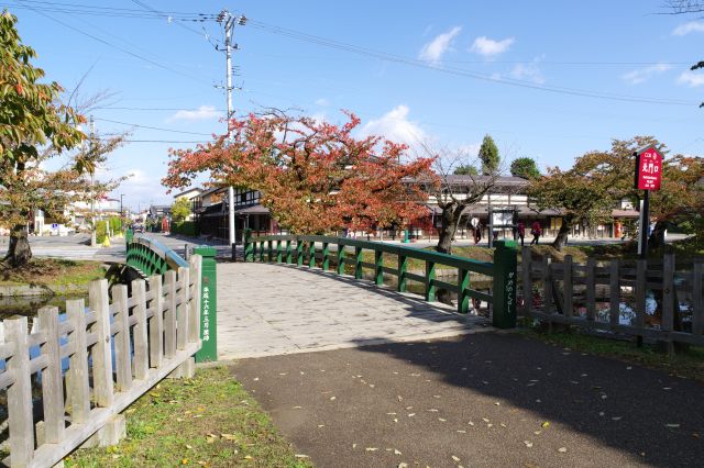 亀甲橋の先は仲町伝統的建造物群保存地域。