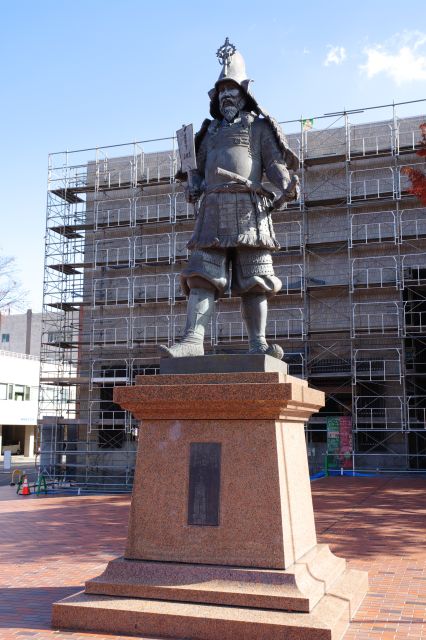 弘前文化センター前には藩祖津軽為信公の像。
