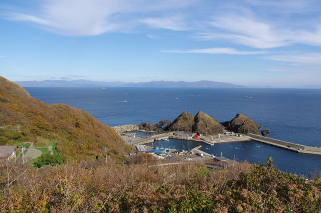 歌謡碑付近は眺望スポットです。対岸は北海道の松前半島。
