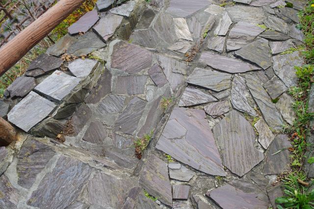 地面はタイルのように敷き詰められた石が印象的。