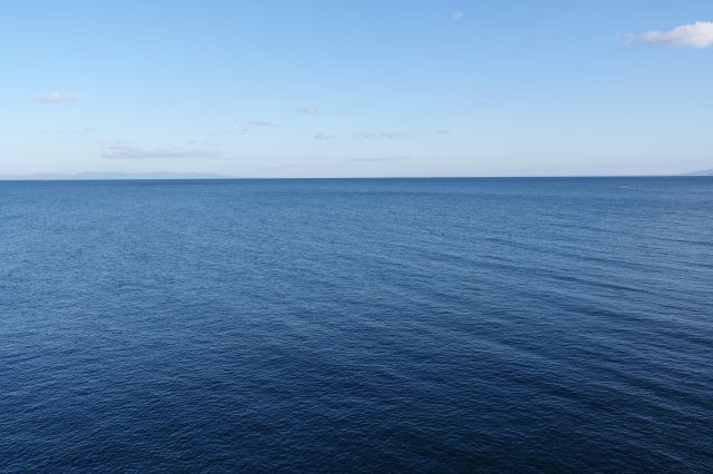 南東側は陸まで遠くて一面が青い海。