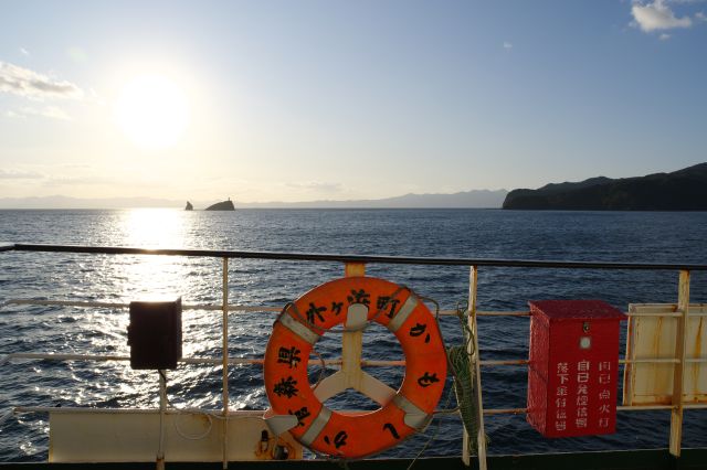特徴的な鯛島と、奥には津軽半島の山並み。