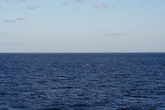 左側（南側）、広い陸奥湾の海。