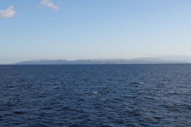 広い陸奥湾の海。うっすらと見える山並み。