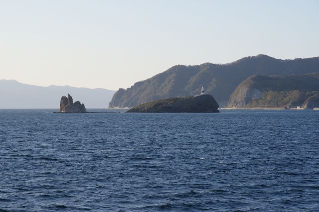 右側、特徴的な鯛島の近くを通ります。