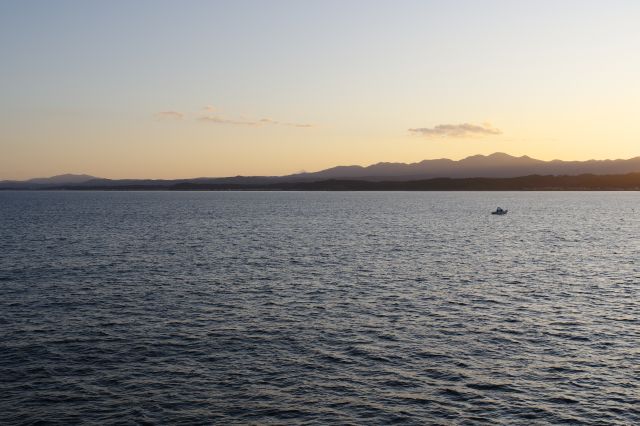 山並みに日の沈む津軽半島へ。