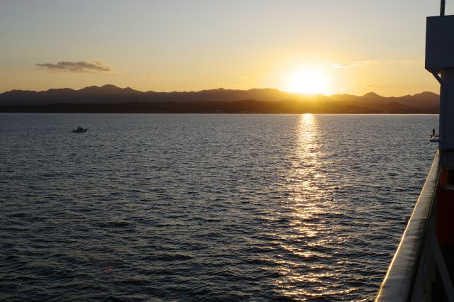 山並みに日の沈む津軽半島へ。