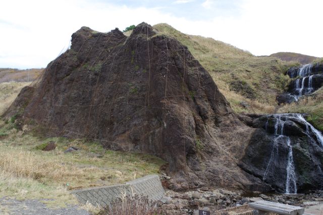 滝の脇には大きくてダイナミックな岩。