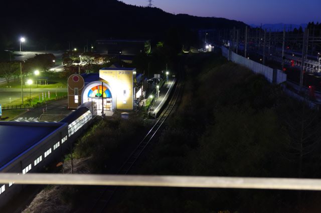 津軽線の津軽二股駅が隣接。夜には真っ暗。