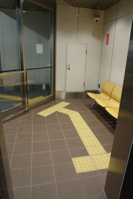 エレベーターを降りてて出ると、そのまま待合室のような構造。寒さ対策だろうか。