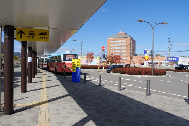 駅前にはバスやタクシーのロータリー。