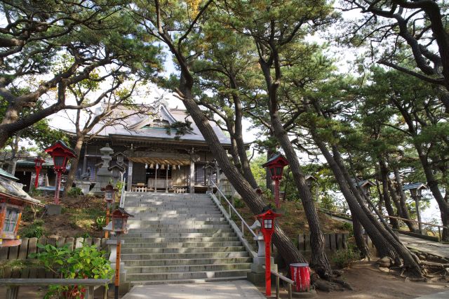 階段左側には拝殿、脇道は背後の三王神社へ続きます。