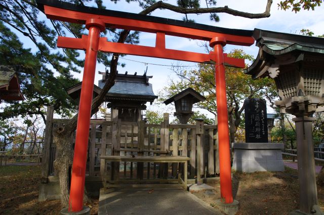 左側によんこ稲荷神社。