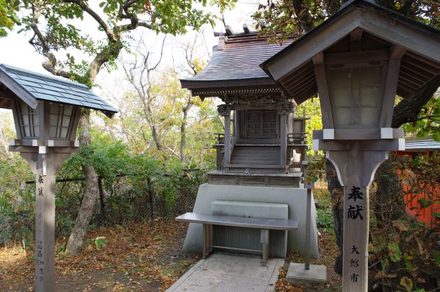 左脇に熊五郎稲荷神社。