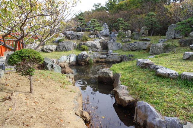 周辺は小川と岩による日本庭園。