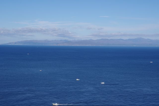 大きな山並みの北海道。津軽海峡には数々の船。