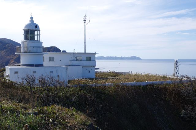 南南西、灯台越しに津軽半島の西岸。