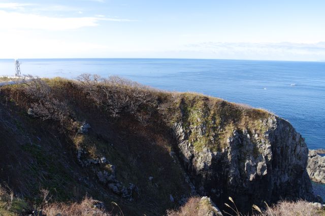 西側は岩場の先に日本海が広がります。