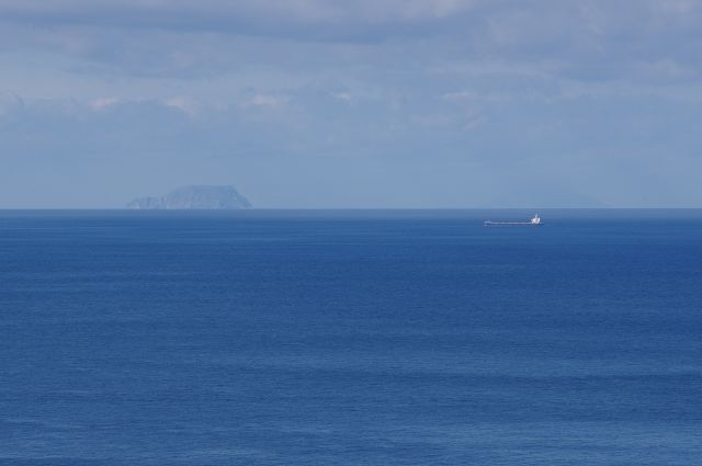 手前の小島と奥の大島、離れてる分同じぐらいの大きさに見えます。
