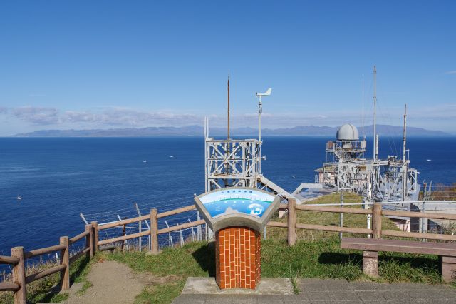 正面にはきれいな津軽半島と北海道の松前半島。開放的、絶景です。