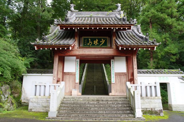 入口の総門は中国風の門。境内の欅（ケヤキ）の木で作られた。