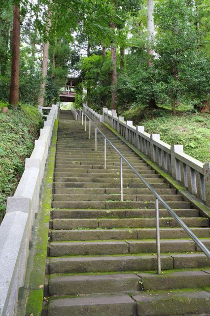 総門の先は長い急階段。