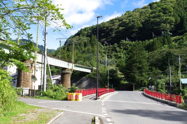 上越線湯檜曽駅から歩き赤い橋へ。山のきれいな空気が爽快。