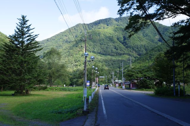 土合駅、谷川岳方面へと続く道。