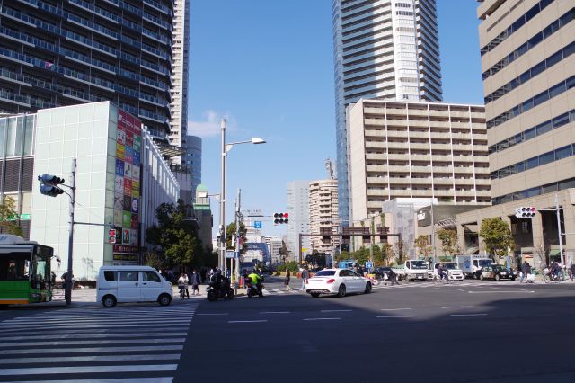 大江戸線勝どき駅、交通量の多い晴海通りと清澄通りの交差点。