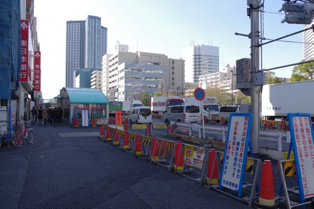大江戸線の真上の清澄通りは工事中の雰囲気。