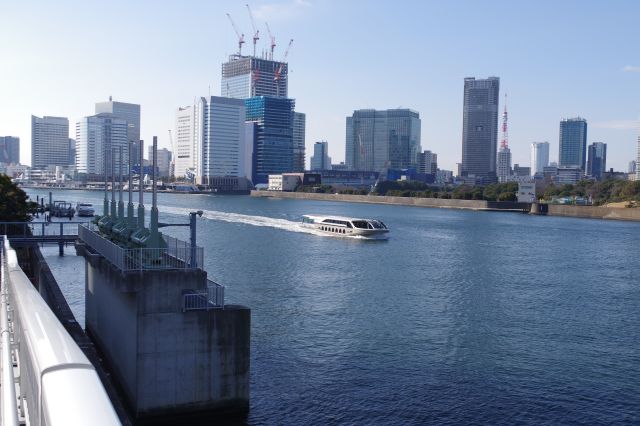 隅田川越しに浜松町方面の風景が開けます。