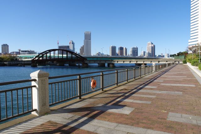 晴海通りの春海橋から始まる公園です。鉄橋は廃線の晴海橋梁。
