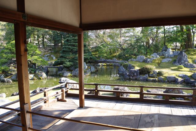 国宝の表書院から美しい日本庭園を眺められます。