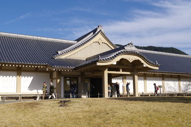 霊宝館の建物。寺宝が多数展示されています。