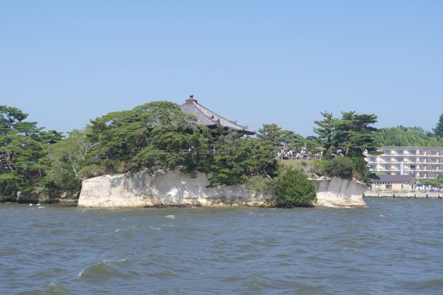 桟橋から見た五大堂、海に突き出るような小島にあります。