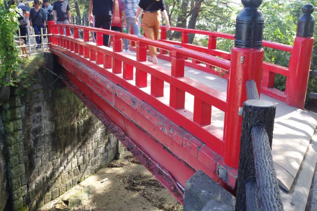 人がかなり多い。最初の赤い橋、水位が低いためか水は無し。