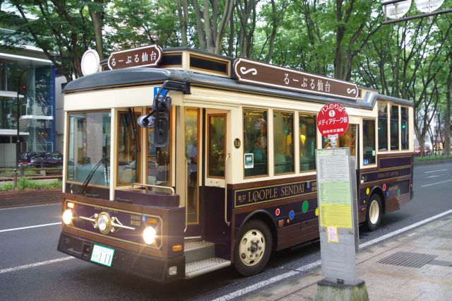 観光地巡回バス「るーぷる仙台」がせんだいメディアテーク前に停車中。