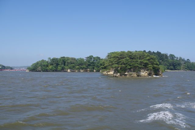 福浦島と手前の小さな島。