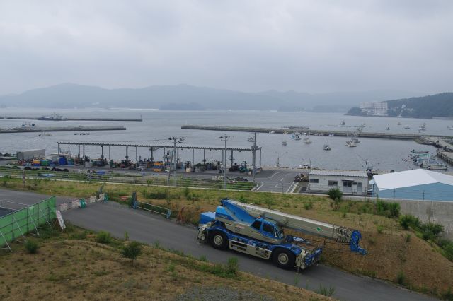 漁港の先に津波が街を襲った静かな志津川湾。
