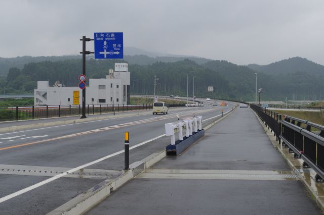 仙台や石巻・気仙沼を結ぶ幹線道路に車が行き交う。