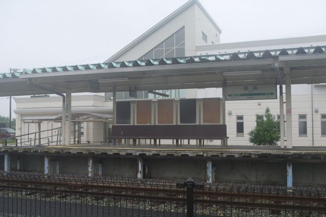 奥にはかつての駅舎の東松島市震災復興伝承館。