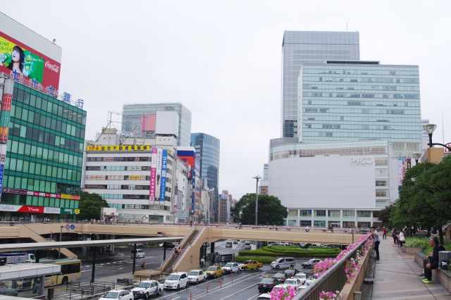 仙台駅西口の2階のペデストリアンデッキへ。広いロータリーをビルが囲う都会風景です。