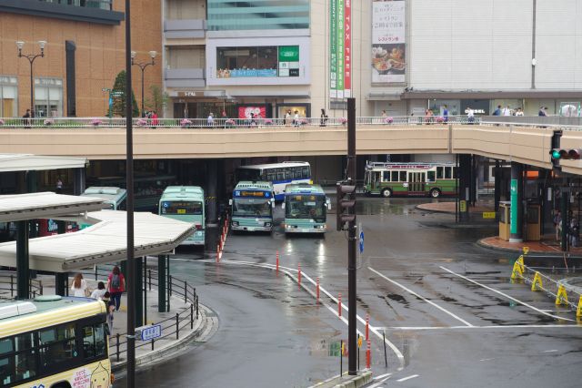 バスが沢山。巡回バス「るーぷる仙台」の姿も。